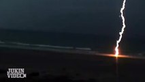 IMPRESIONANTE Rayo cae en medio de la playa durante una tormenta
