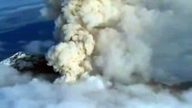 Erupción del Popocatepetl ilumina el cielo durante erupción