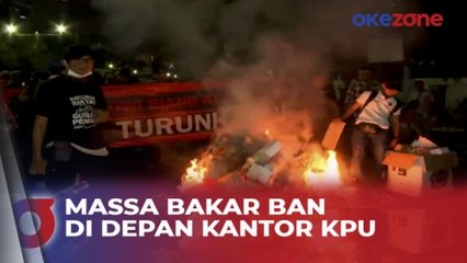 Tolak Pemilu Curang, Massa Bakar Ban di Depan Kantor KPU