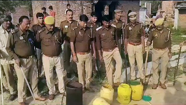 फतेहपुर पुलिस अलर्ट में, कई सौ लीटर अवैध शराब के साथ दर्जनों अभियुक्त गिरफ्तार