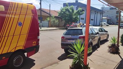 Braço de guincho solta, causa acidente entre dois carros e deixa idoso ferido