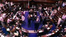 Empleado público irlandés es captado sentando a una mujer en sus piernas durante un debate en el Parlamento