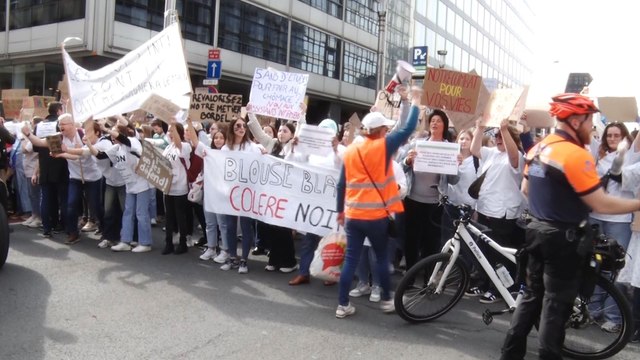 Des dizaines d'infirmières dénoncent le flou entourant le rôle des futurs assistants infirmiers devant le cabinet Vandenbroucke