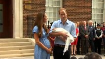 Kate y William dejan el hospital con su recien nacido bebé