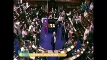 Parlamentario borracho obligó a una colega a sentarse en sus piernas