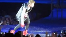 Justin Bieber pone iphone en sus pantalones durante Concierto