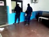 Brutalidad Policiaca Policía golpea brutalmente a un joven en Argentina