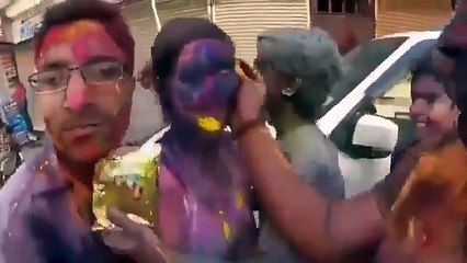 Yine Hindistan yine taciz! Sokak ortasında ellediler