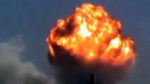 Enorme bola de fuego por explosiones en el cielo de Homs Siria