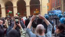 Video: protesta oggi a Bologna in via Indipendenza