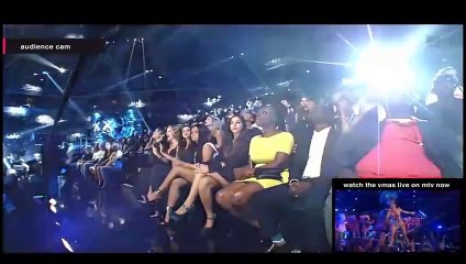 Tải video: MTV Video Music Awards 2013  Selena Gomez and Taylor Swift