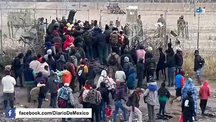 Migrantes tiran reja metálica en la frontera entre México y Estados Unidos