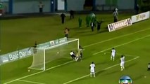 Masajista del equipo brasileño de fútbol salva dos veces para evitar que metan gol