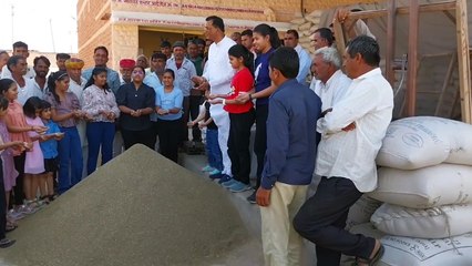पहली बार बेटियां पहुंची कृषि मंडी में देखी नीलामी, और खुद भी लगाई बोली