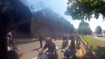 Motociclistas persiguen y atacan a conductor luego de atropellar a algunos motociclistas