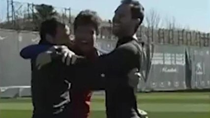 Marcos Alonso sorprende tutti con un canestro impossibile coi piedi ⚽