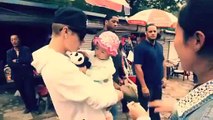Justin Bieber conoce a una linda bebé en la Muralla China