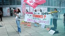 La protesta degli studenti lombardi davanti al Palazzo della Regione