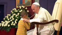 Niño invade escenario y abraza al Papa Francis en el Vaticano