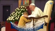 Niño le roba el corazón al papa Francisco