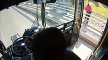 Conductor de autobus salva a Mujer del Suicidio