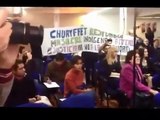 Chuayffet es increpado por jovenes en Madrid por la masacre de Acteal