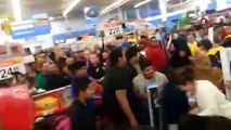 Compras de Black Friday 2013 en Walmart termina en arresto