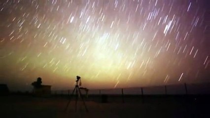 Download Video: Lluvia de meteoros un mero 78000 mph de estelas blancas brillantes