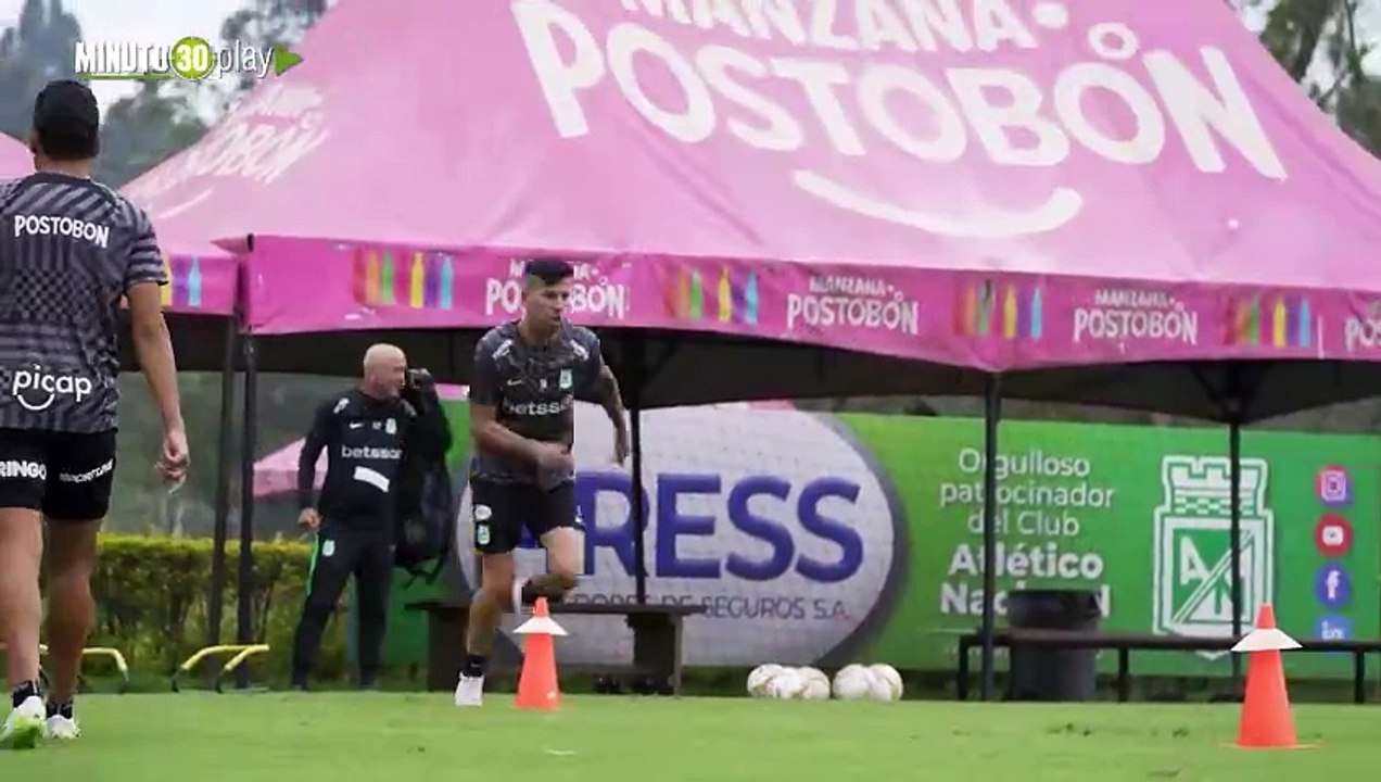 Vamos todos juntos la hinchada y los jugadores Pablo Repetto, técnico de Atlético Nacional