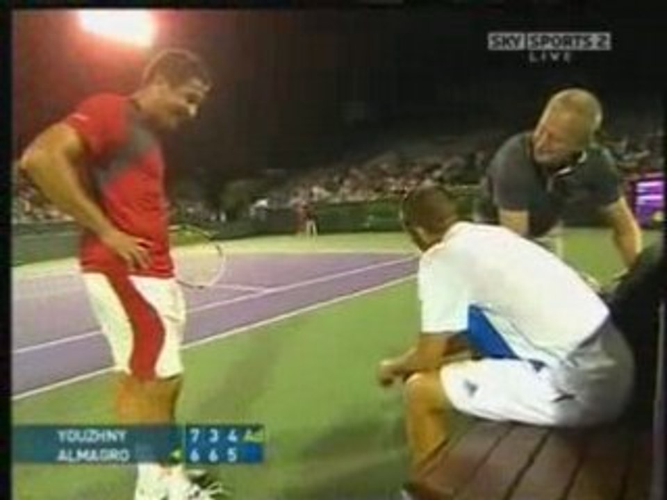 Youzhny s'éclate le front avec sa raquette