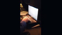 Hombre se queda Dormido en Avion en frente de la Computadora