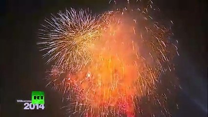 Télécharger la video: Moscú Berlín y Londres reciben el Nuevo Año 2014 con impresionantes fuegos artificiales