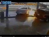 Conductor atropella a empleado de gasolinera y provoca incendio al tirar bomba de gasolina