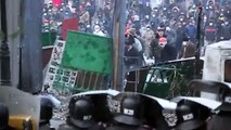 Manifestantes lanzan bombas de fuego contra la policía tras violentas protestas en Kiev