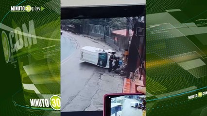 Tres personas lesionadas dejó fuerte accidente en la entrada de un motel en La Estrella