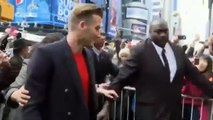 David Beckham muestra sus nuevos pantalones en el Super Bowl Boulevard en Nueva York