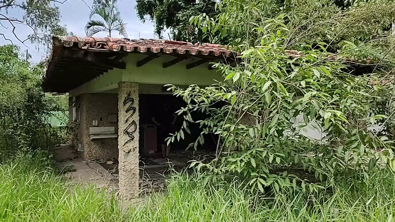PERIGO!!! QUASE EU CAIO DENTRO DE UM BURACO NESTA CANTINA ABANDONADA