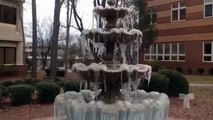 Fuente congelada por nevada en Chapel Hill North Carolina