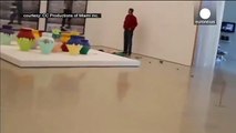 Artista rompe Jarron de 1000000 dólares de Ai Weiwei en señal de protesta