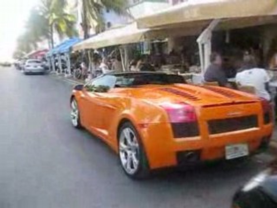 Beouw Walkin' on Ocean Drive, Miami Beach