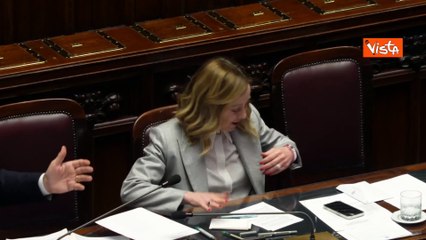 "Sguardo inquietante?" e Meloni si copre la testa con la giacca in Aula