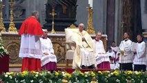 El Papa Benedicto XVI hace sorpresiva aparición en la ceremonia el cardenal