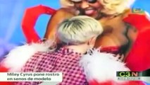 Miley Cyrus coloca su rostro en los senos de una modelo