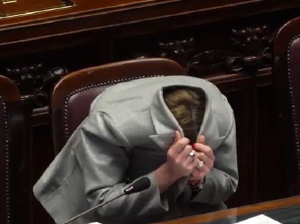 Giorgia Meloni si copre la testa con la giacca in Aula, perché lo ha ...