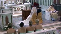 Sacerdote sorprende a los asistentes de una boda durante la ceremonia al cantar el Aleluya