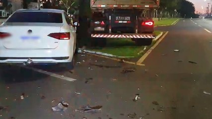 Virtus e carreta se envolvem em acidente na Avenida Brasil