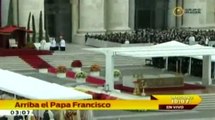 Se saludan el Papa Francisco y el Papa emérito Benedicto XVI momentos antes de la Canonización de Juan Pablo II y Juan XXIII