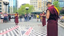 Monjes tibetanos bailan breakdance