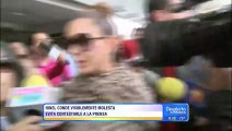 Ninel Conde muy molesta huye entre la prensa