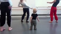 Bebé enseña a bailar a un grupo de adultos